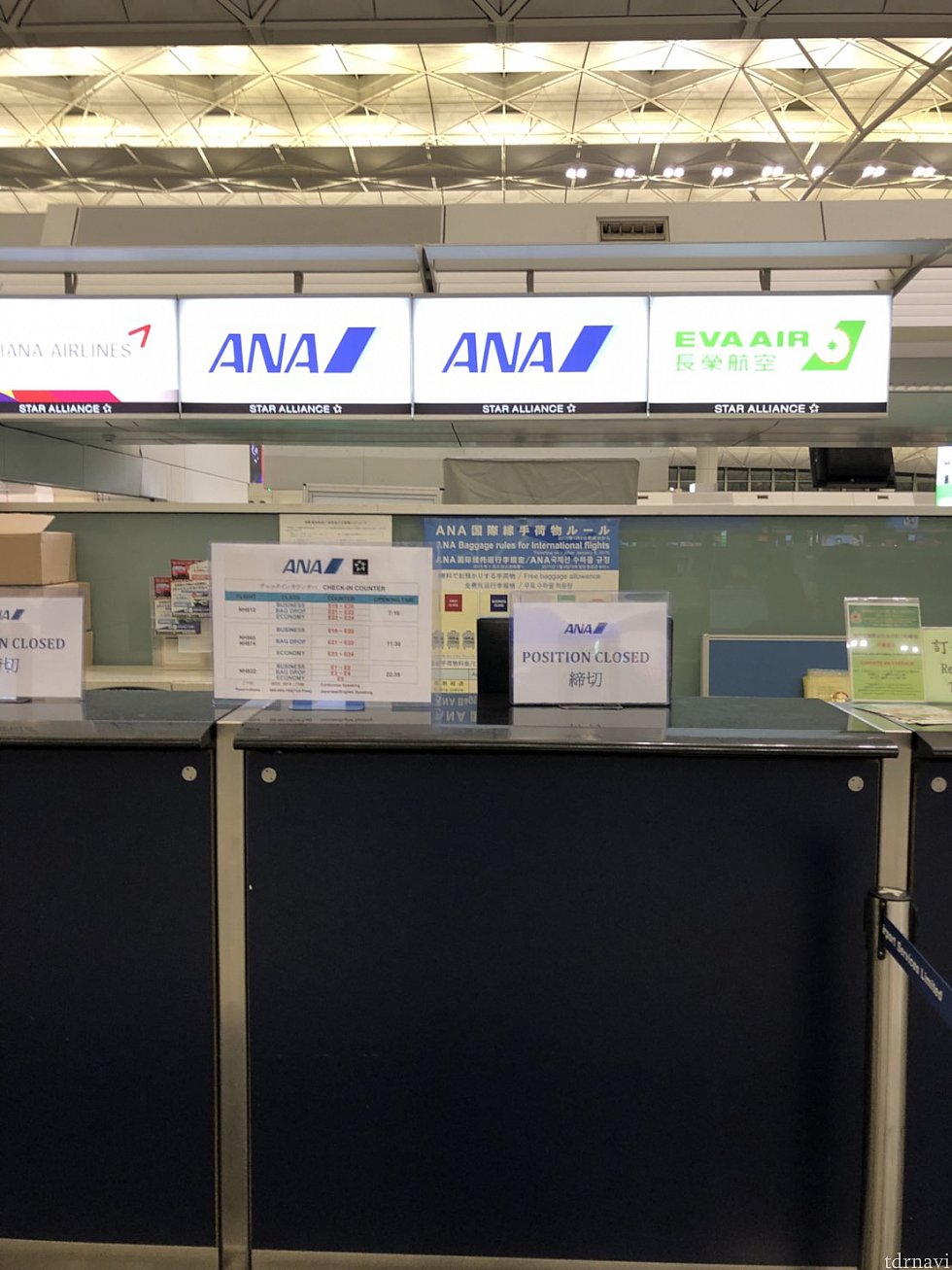 香港空港の全日空カウンター。こちらも誰もいません。