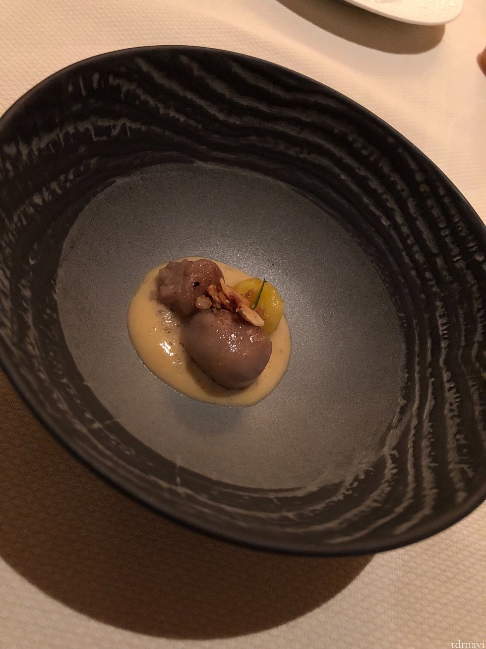 メニューに載っていないお口直し。栗を使った一品で、ほのかに甘さが感じられる、お上品な料理でした。