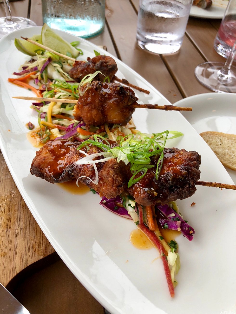 Chicken Skewersは意外にも日本人向けで、生姜がよく効いていました。絶対日本の唐揚げからヒントを得ている一品だと思います。これも美味しかったです。
