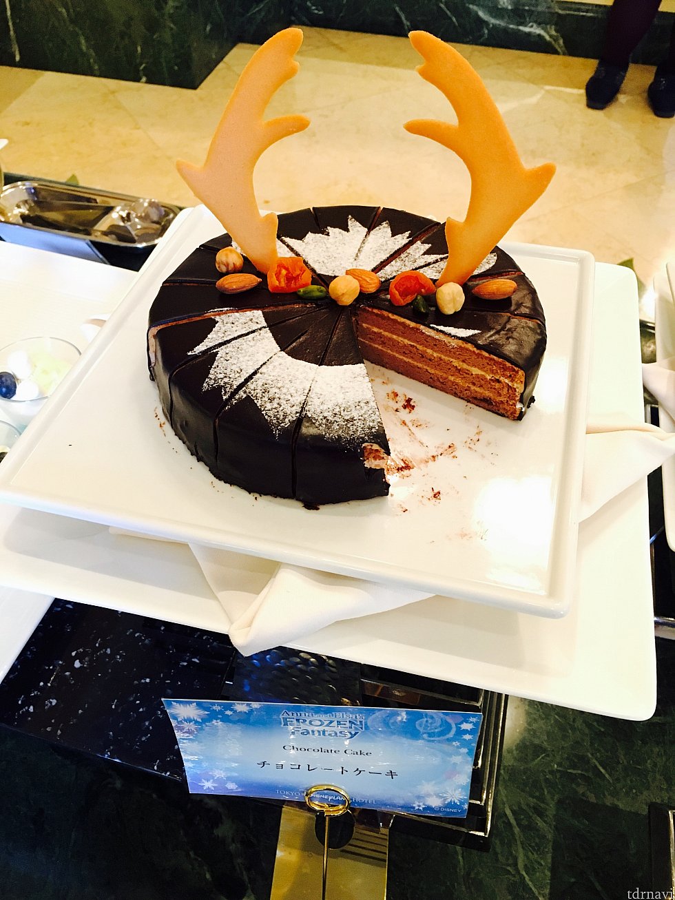 スヴェンのチョコレートケーキ。私はもっとクリームたっぷりめが好き…。