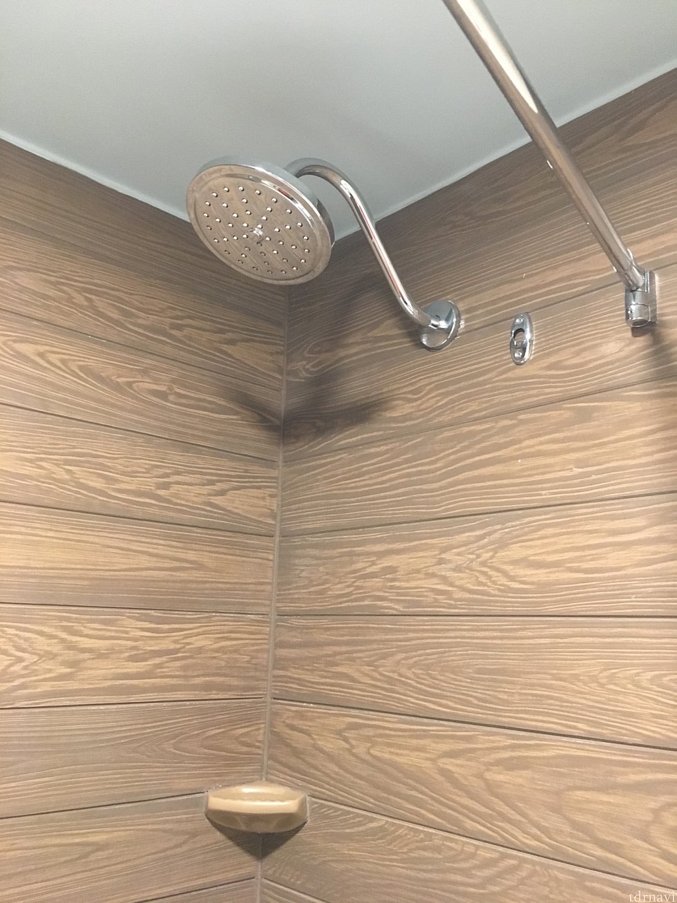 シャワーヘッドは固定式。
水圧が残念でした(^◇^;)