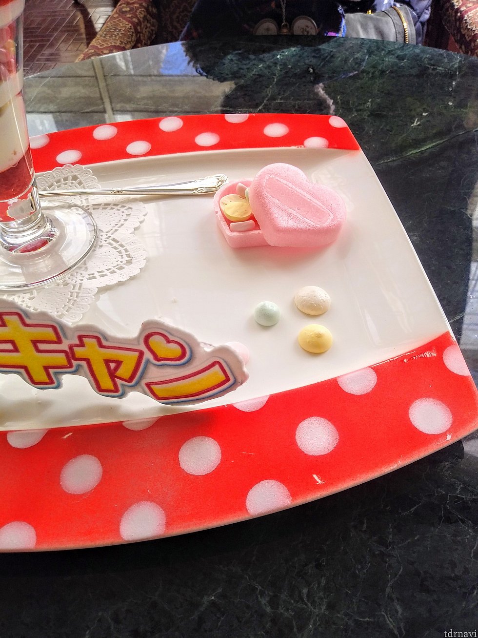 ハート型の最中の中には、カラフルなメレンゲのお菓子が入っていました💕