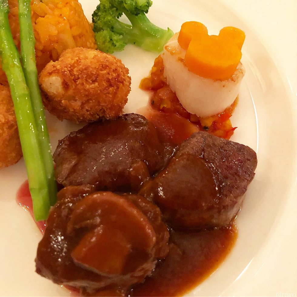 〜牛フィレ肉のポワレと帆立貝のポワレ、ラタトゥイユ〜
牛フィレはすっごく柔らかくて美味しかったです✨
パンを食べ過ぎた息子はお肉を
食べきれなかったのでおかげで私も母も
思いがけず牛フィレを頂く事が出来ました(ガッツポーズ)
本当に贅沢なキッズプレートでした(ゴクリ)