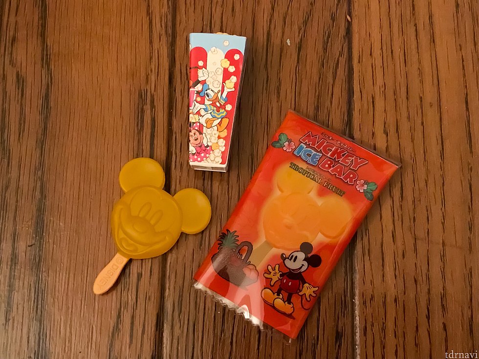 ミッキーアイスバーとポップコーン。