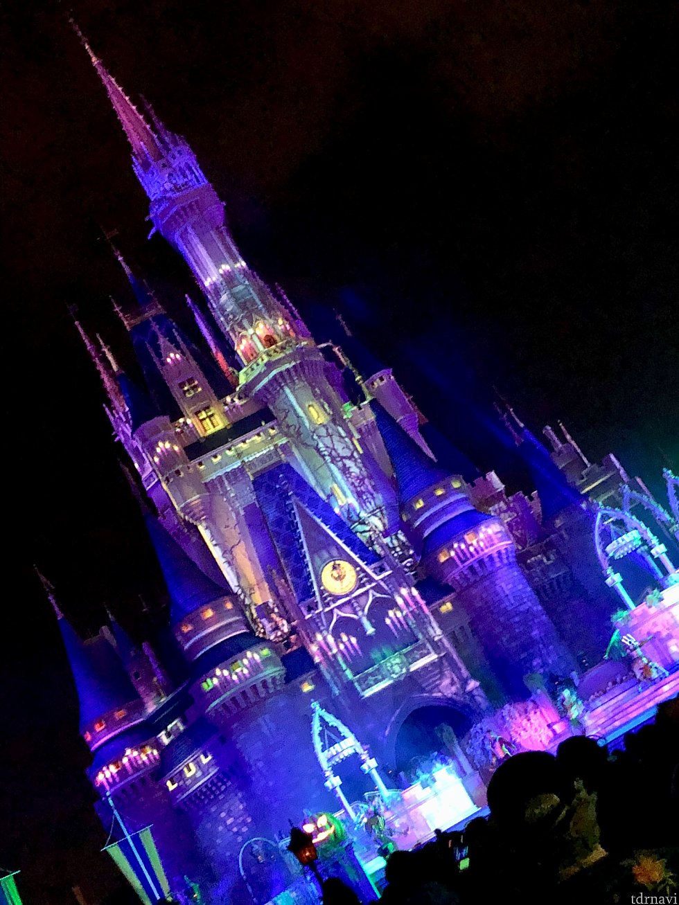 夜になると雰囲気が出てきます。パーク内もホーンテッドマンションの曲が色々な場所で流れていたりします。