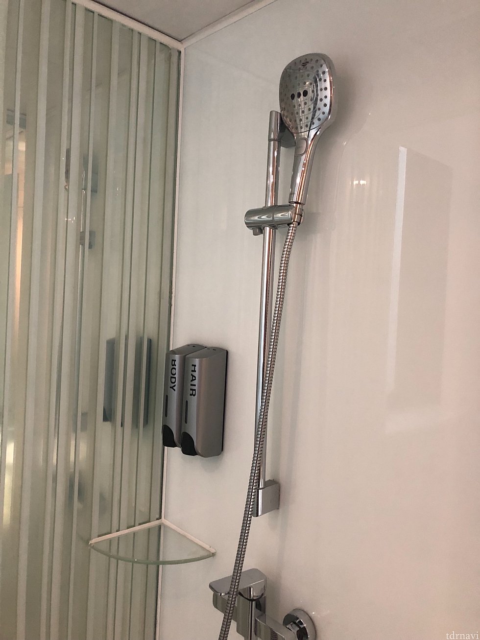 シャワーヘッドは可動式。水圧は問題なく、快適でした。