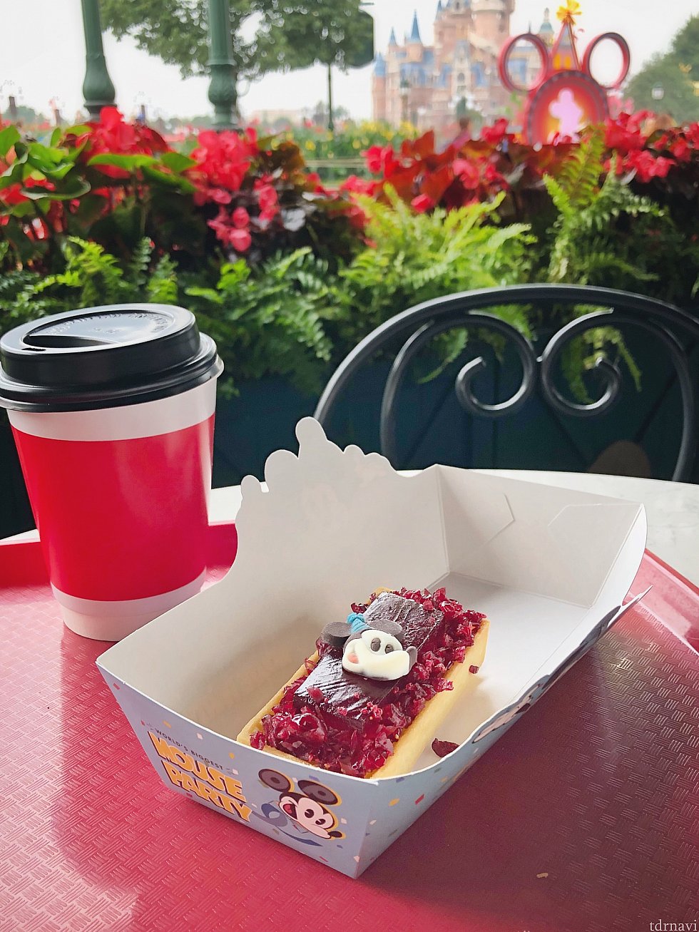 クランベリーアーモンドタルト(35元)とホットコーヒー(25元)