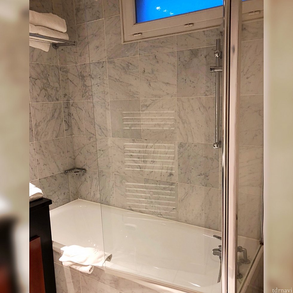 シャワーは可動式、
水圧は普通、排水は良かったです。
私は100均の髪の毛取りシールを使いました。
お湯が熱くなり過ぎる時があるので注意!