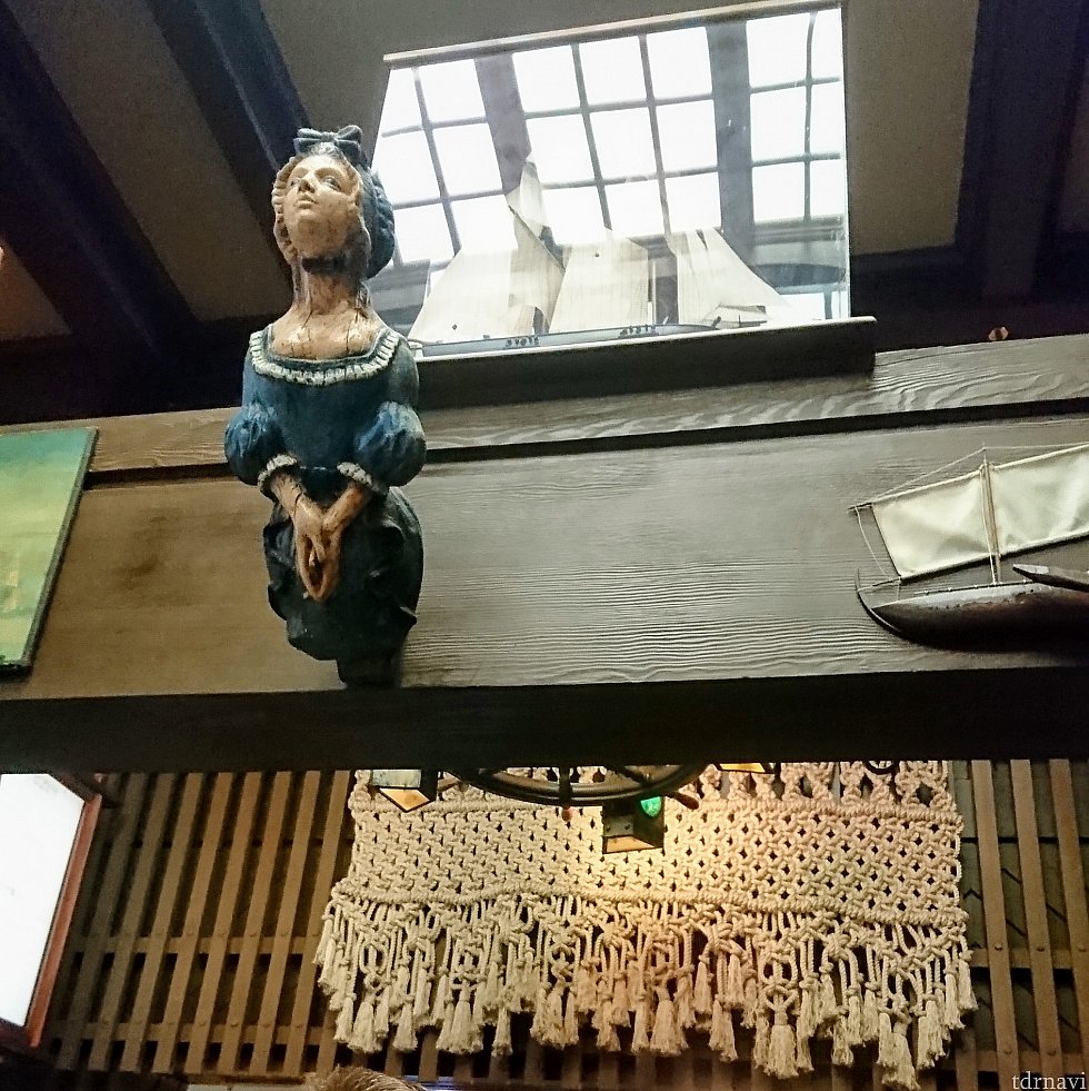 船の飾りや船室に置いてあった様な物が沢山あります。