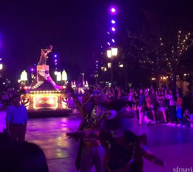 ダンサーさんたちがフロートの前で踊りながらの登場です。