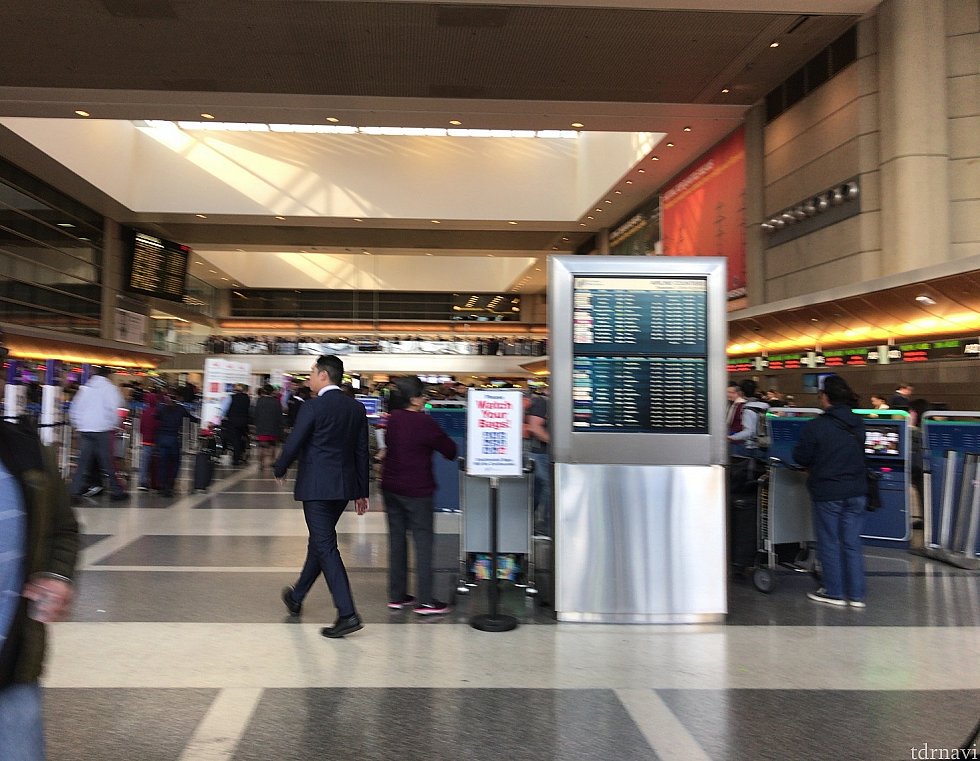 ここからは帰りですロスの空港内。受付のJALのお姉さんは日本人の方でした。すごく気さくに話しかけてくださいました。