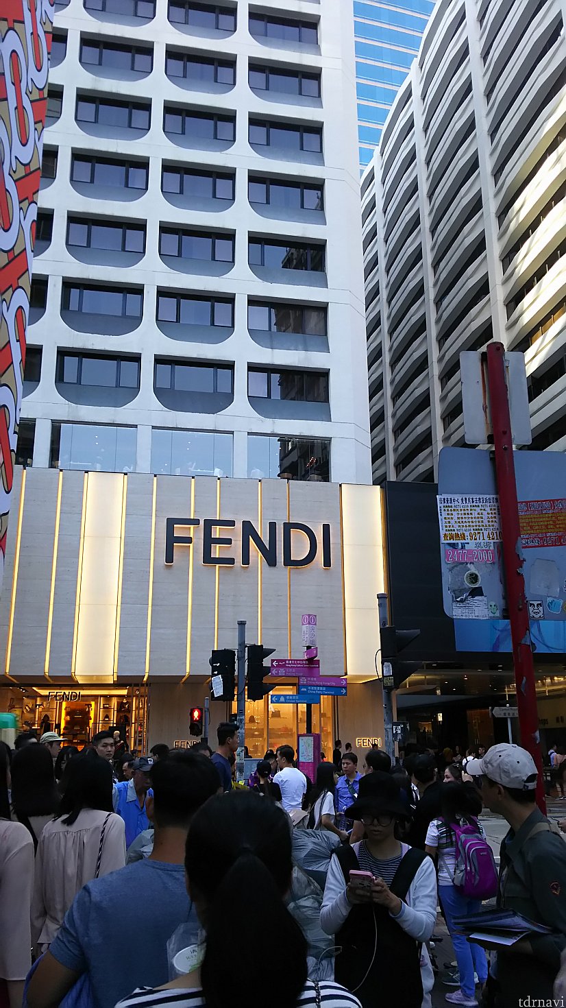 FENDIが見えたら左折!