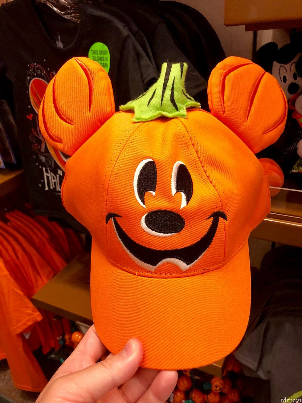 次はヘッドアクセサリーです。とってもハロウィンなキャップ。