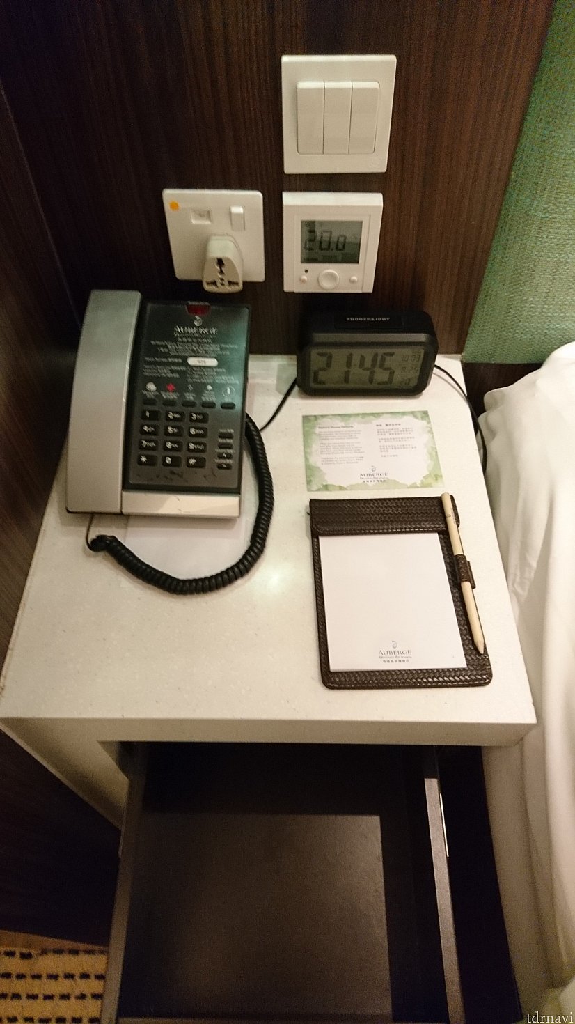 電源はベッド脇に1つあります。変換プラグもあります。
冷房もここで調節します。かなり冷房の効きはいいです!