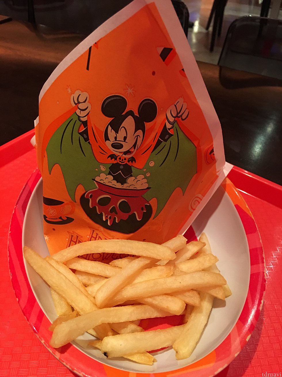 ハンバーガー🍔の包み紙もハロウィン仕様です🎃
ポテトも揚げたてて美味しかったです👍