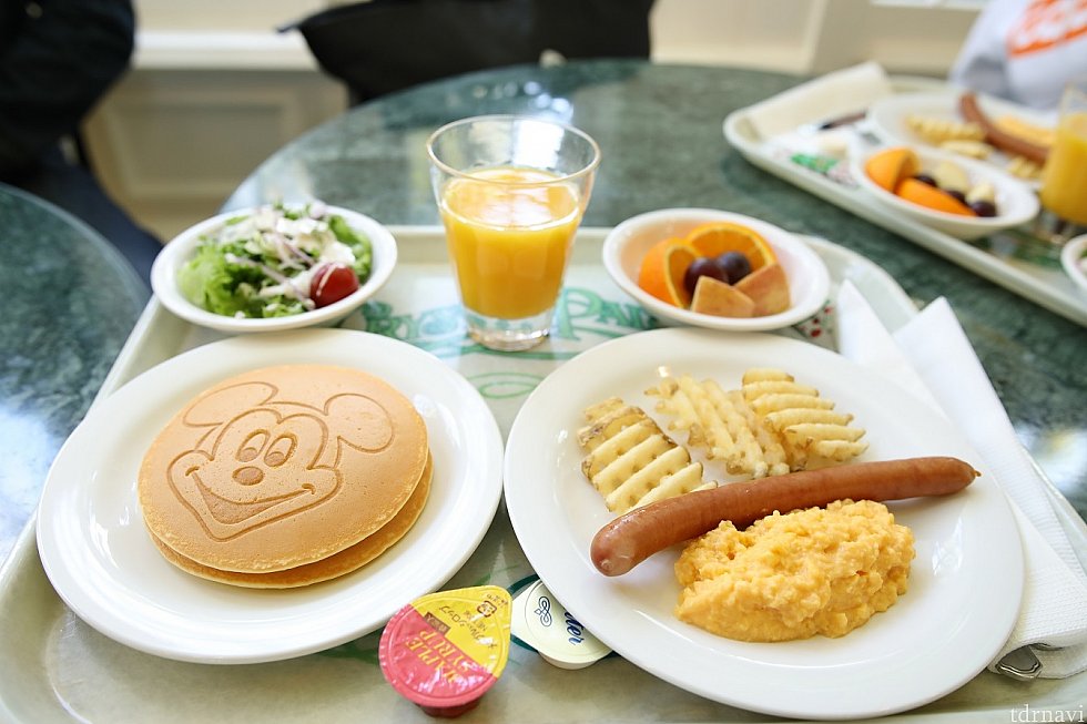 大人用メニューです!写真にありませんがコーヒー、紅茶もつきますよ♪