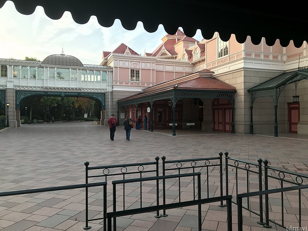 窓口側からみた風景。
奥に見えるのがDonald's Deckです。