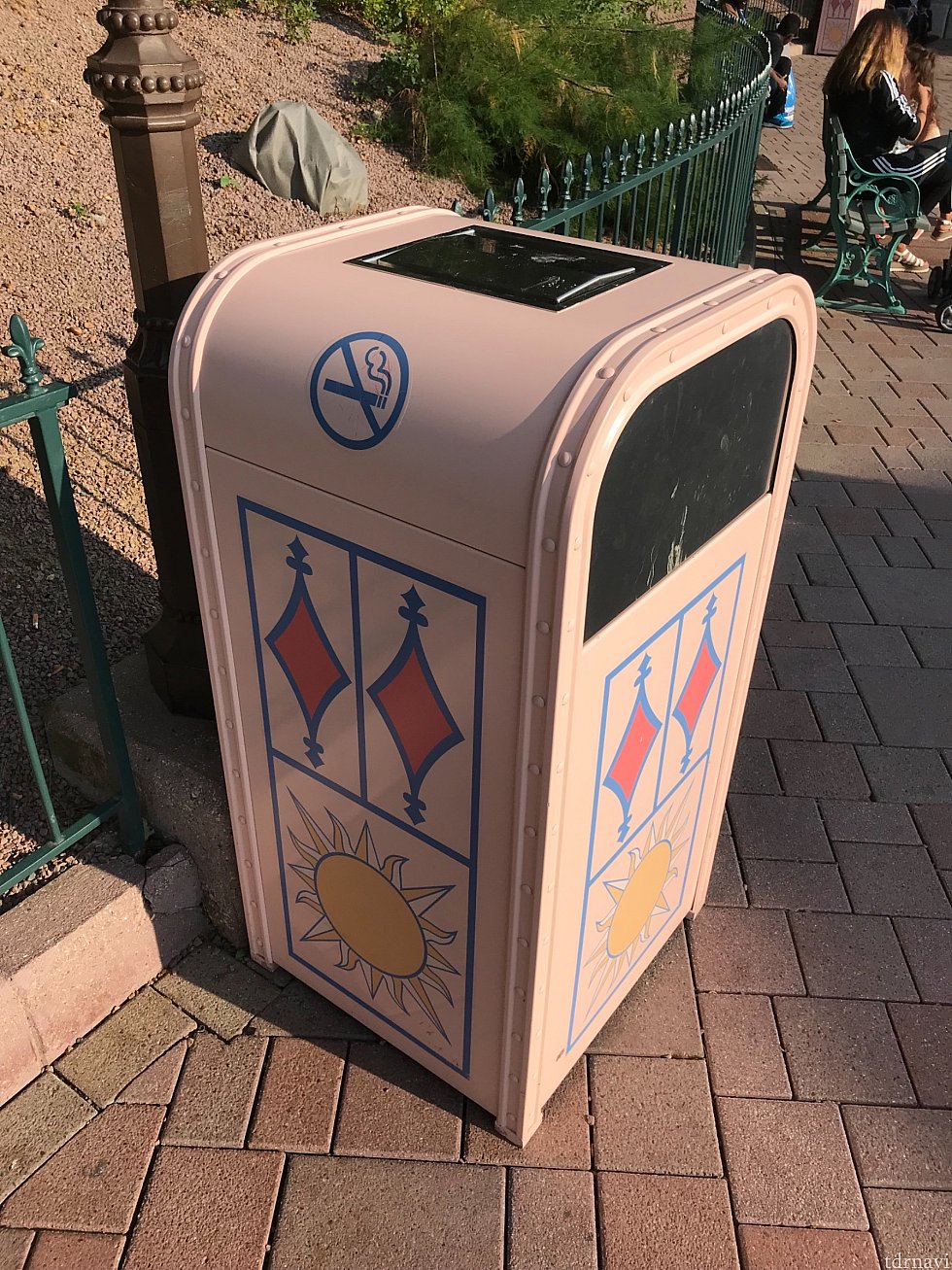 禁煙マーク付きのゴミ箱