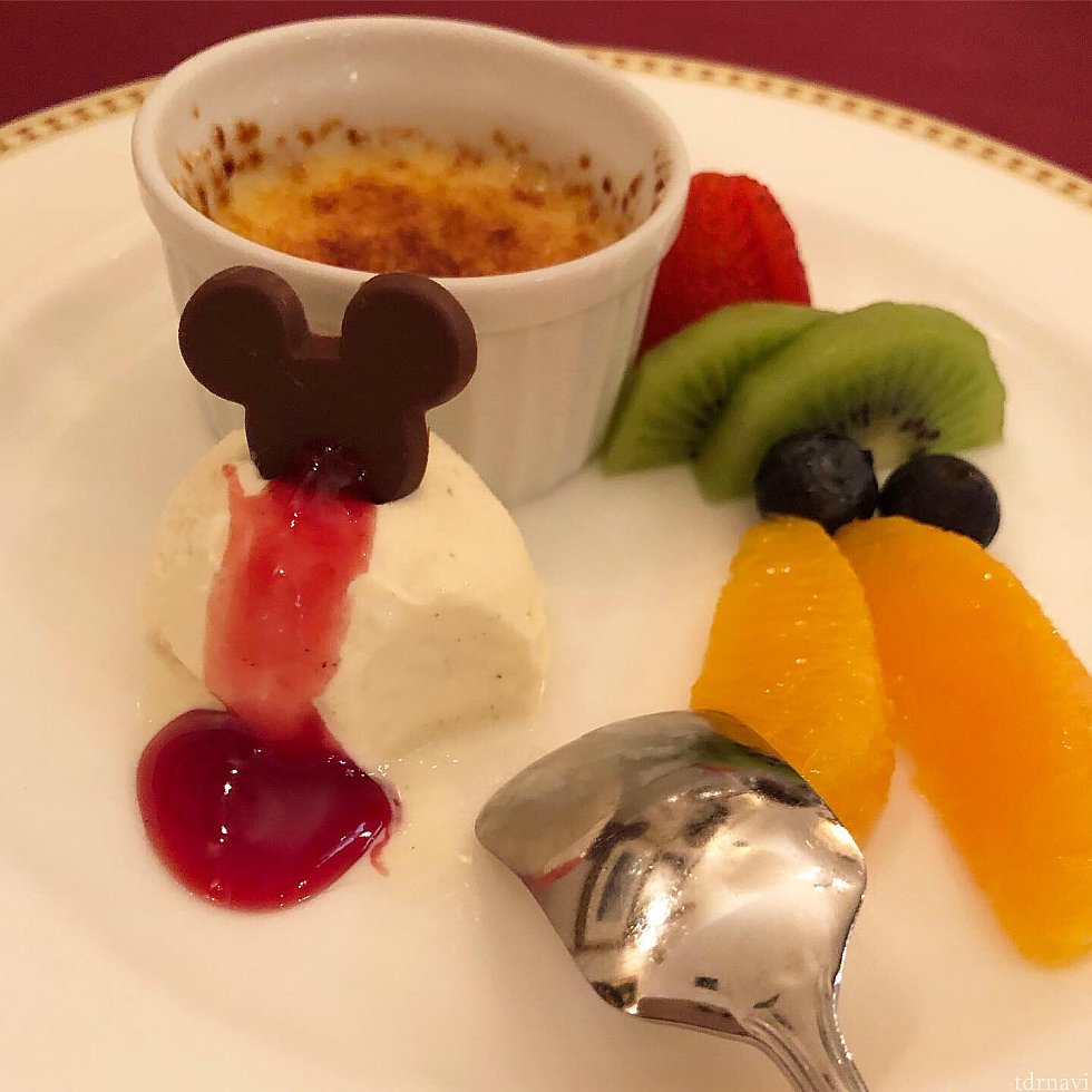 キッズのドルチェはデザートの盛り合わせ!!
とても豪華!!
息子は大好きなフルーツだけ食べて終了
残りはもちろん私が(やっぱり)
今度は主人も連れてまた皆で
優雅にお食事したいと思いました
マゼランズの皆様どうもありがとうございました✨