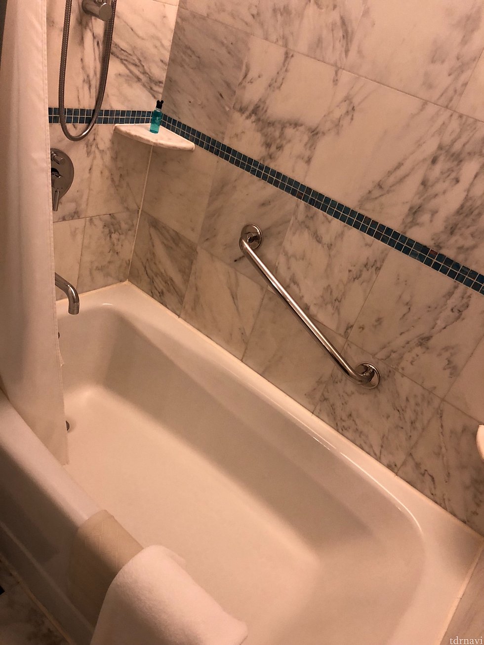 可動式のシャワーヘッドの水圧は中の中。強くもなく弱くもなく。