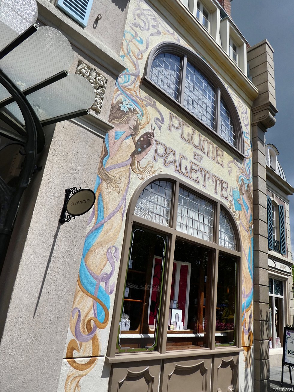 フランス製の香水や化粧品のお店。
デパートの化粧品売り場のようなブランドが並んでいました。