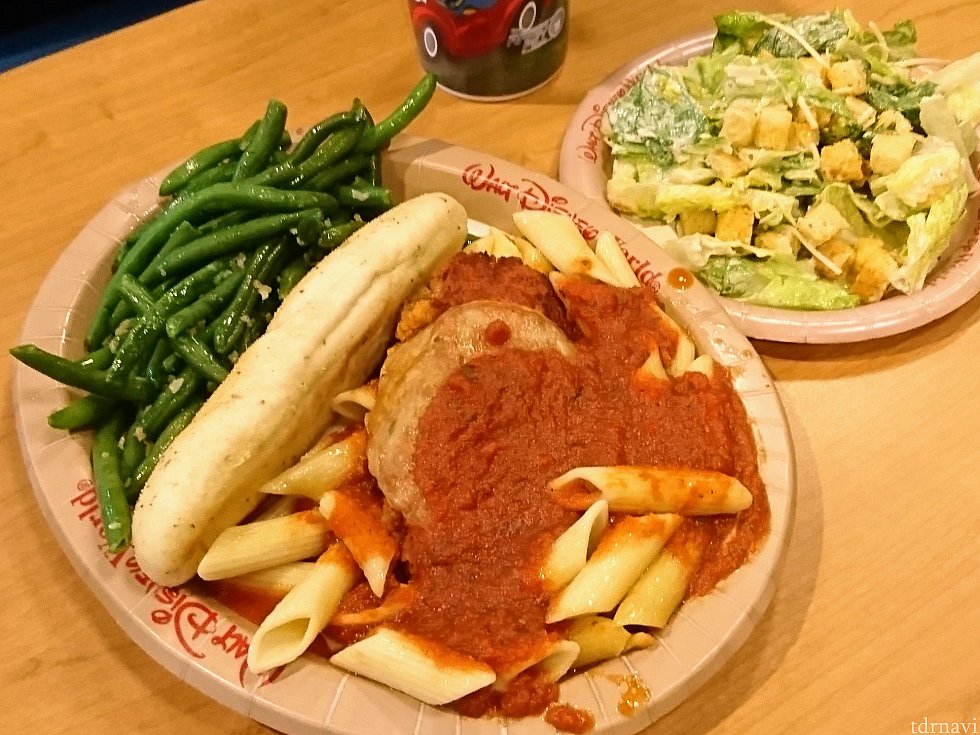 チキンとトマトソースのペンネパスタ、付け合わせはグリーンビーンズとシーザーサラダ。パンも付いてきます。
早速アメリカンサイズの洗礼!