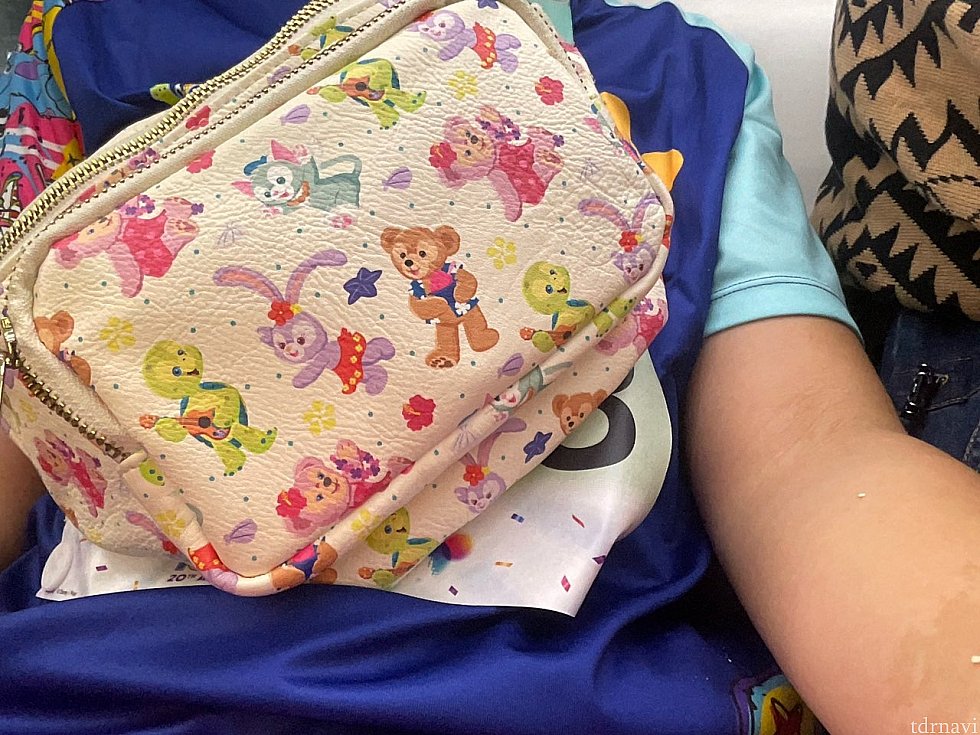 当日はこちらのウェストポーチを斜め掛けして走りました。中にはスマホや財布などが入ってます