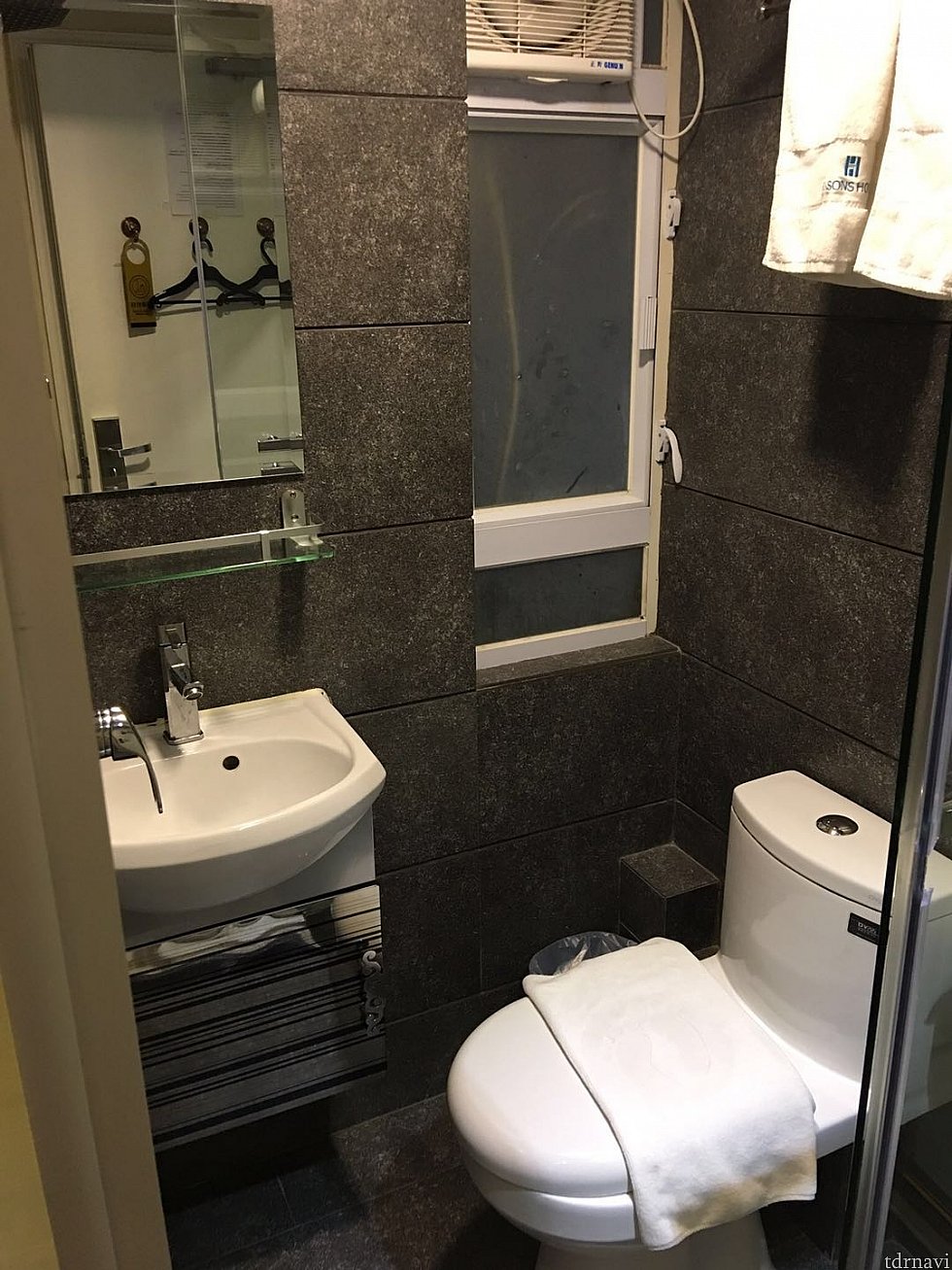 トイレとシャワーは一体式となっています。