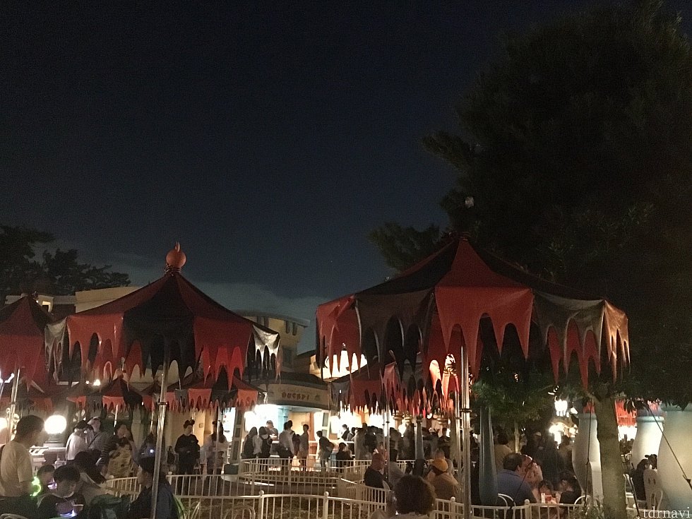 パラソルも多いので、ピーク時でなければ席は見つけやすそうです。ハロウィン以外でも様々なスペシャルセットを出しているところなので、気軽に立ち寄ってみましょう!