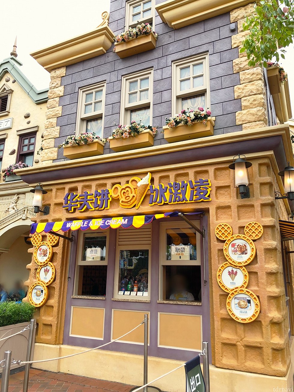 外側にカウンターが新設!
ミッキーモチーフが可愛いけど、ドナルドが怒りそう(笑)