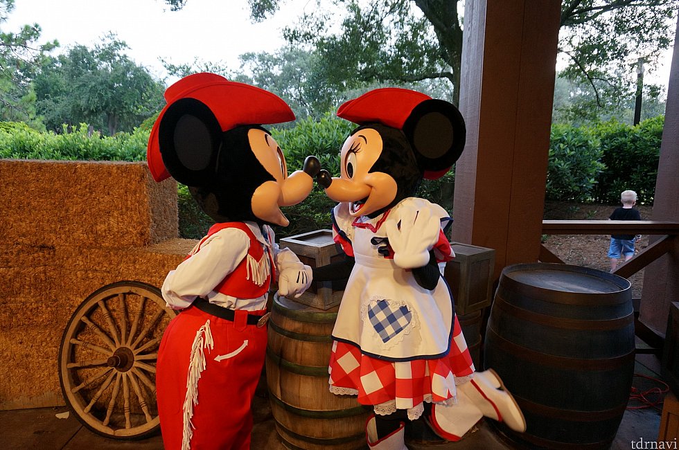キスしてくれました!ミニーの足が、喜びがでてて可愛いですね。