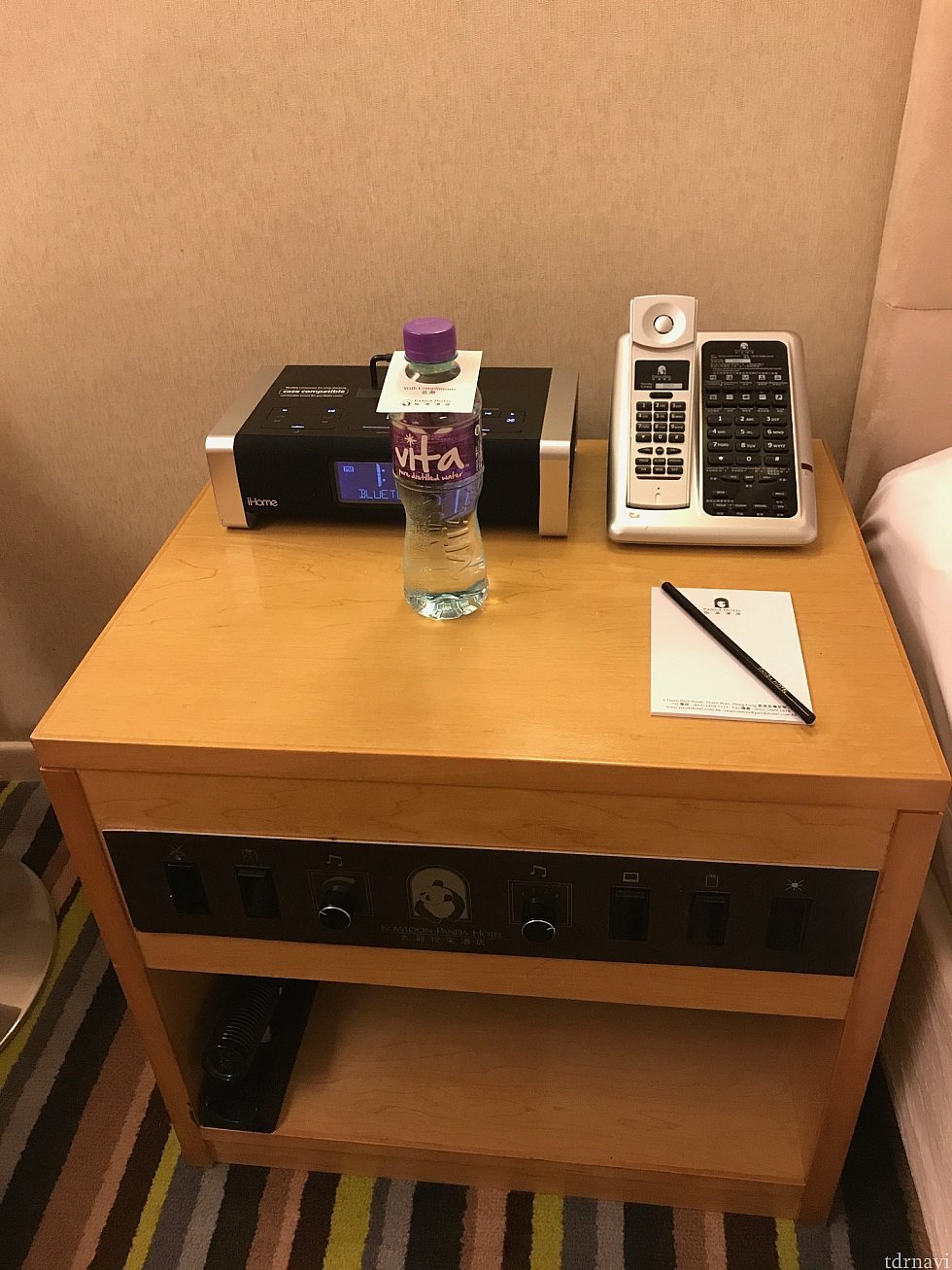 枕元のテーブルには無料のお水。