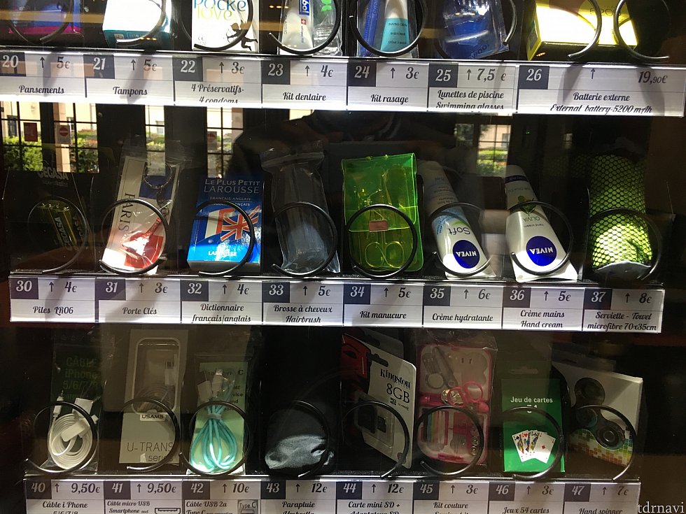 エッフェル塔のキーホルダーなども売られていました