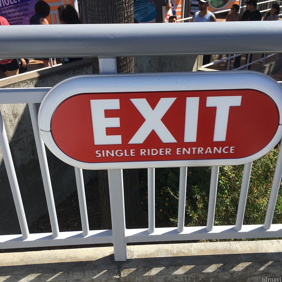出口がシングルライダーの入口です!
EXITの下に「SINGLE RIDER ENTRANCE」と書いてあります。