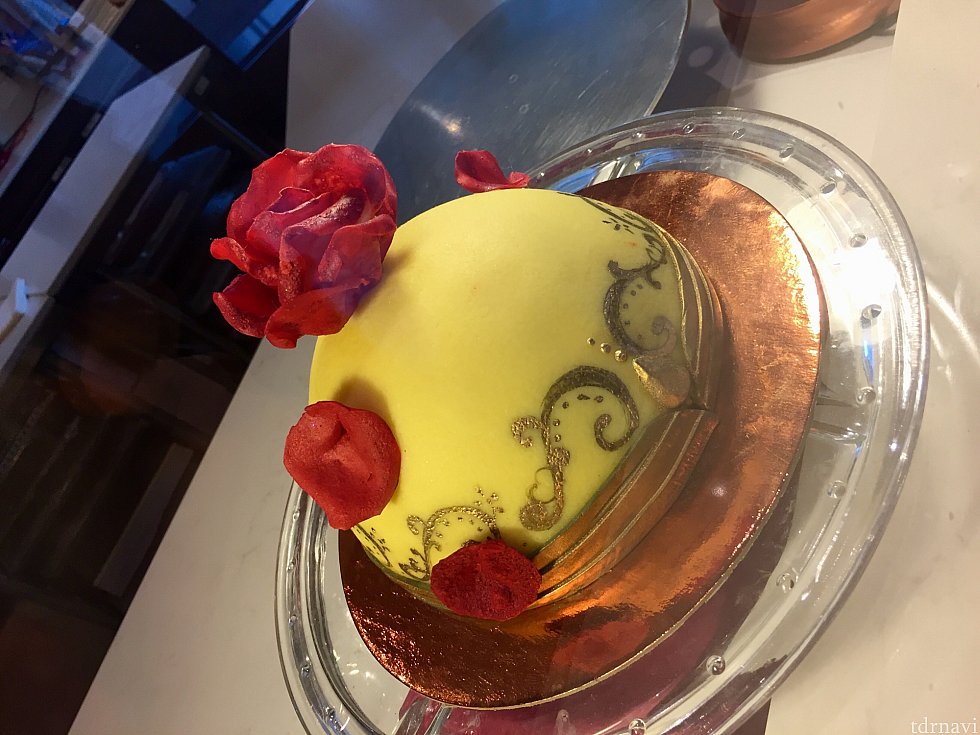 ディスプレイされたケーキ。このケーキは大きい!