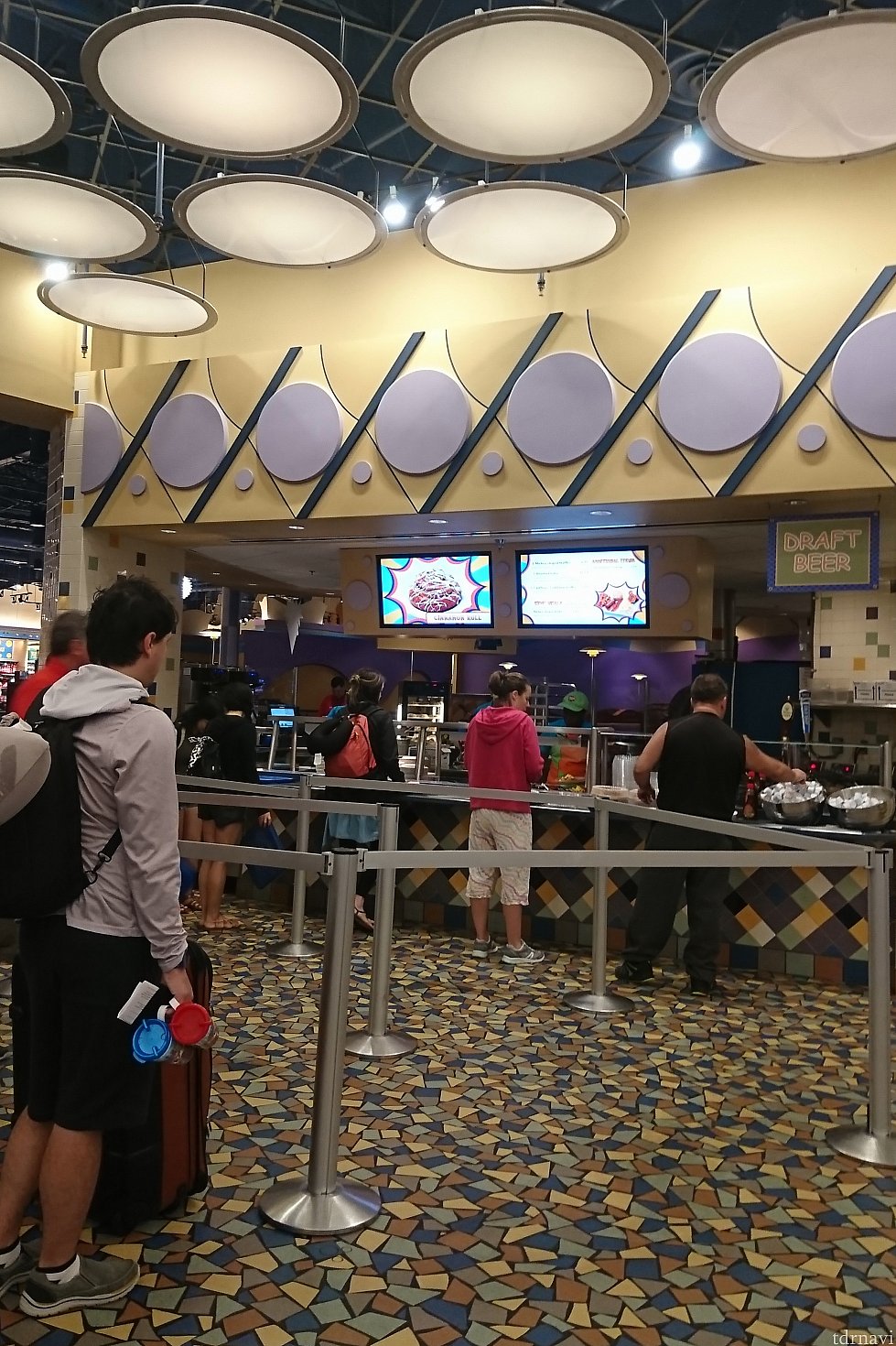 フードコートは朝6時開店ですが、7時迄は開いているキッチンはこの1ヶ所のみ。
朝のメニューは、温かいミッキーワッフルのセット、大きなシナモンロールなど。