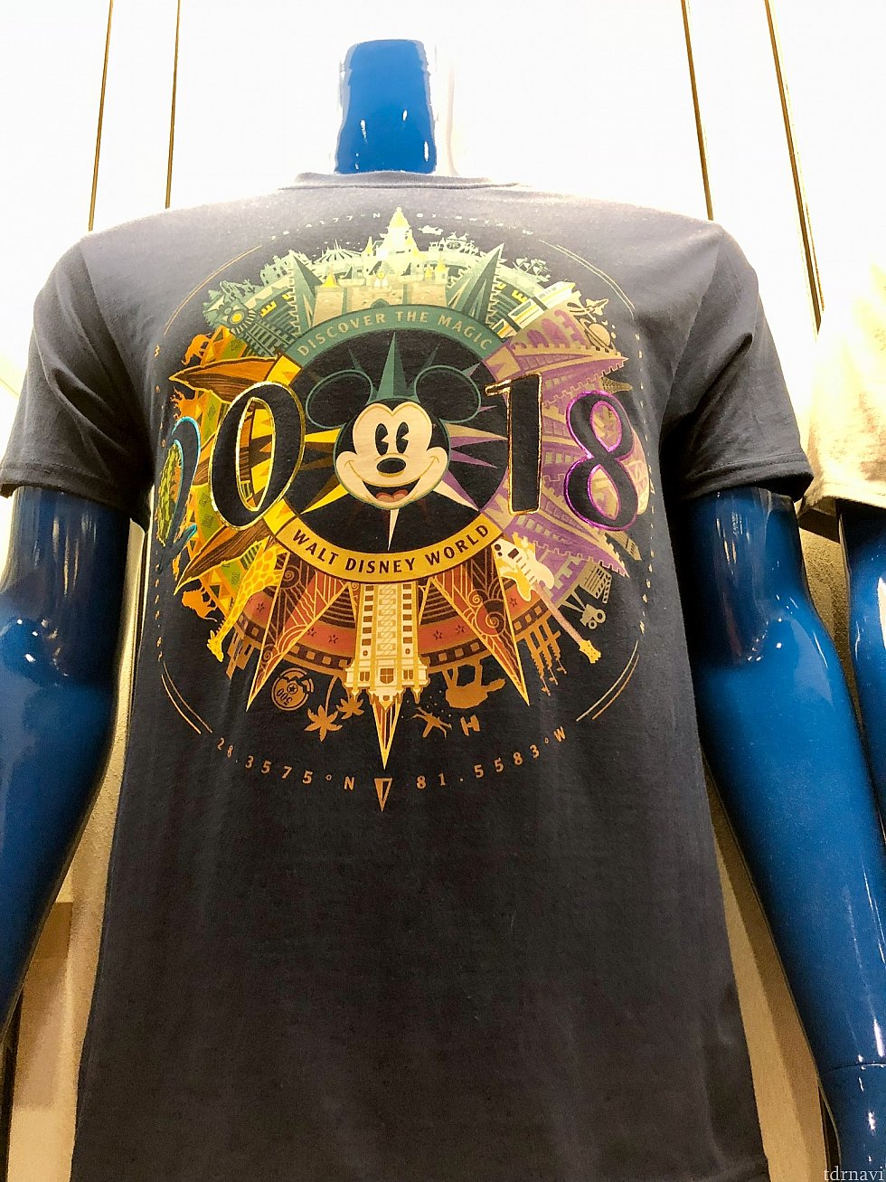 2018年グッズのロゴ、かなりデザイン性が高いと思うんですが、良く見ると、WDWの4パークのランドマークが描かれているんですね。このTシャツは一番そのロゴがはっきりわかるグッズだと思います。$24.99