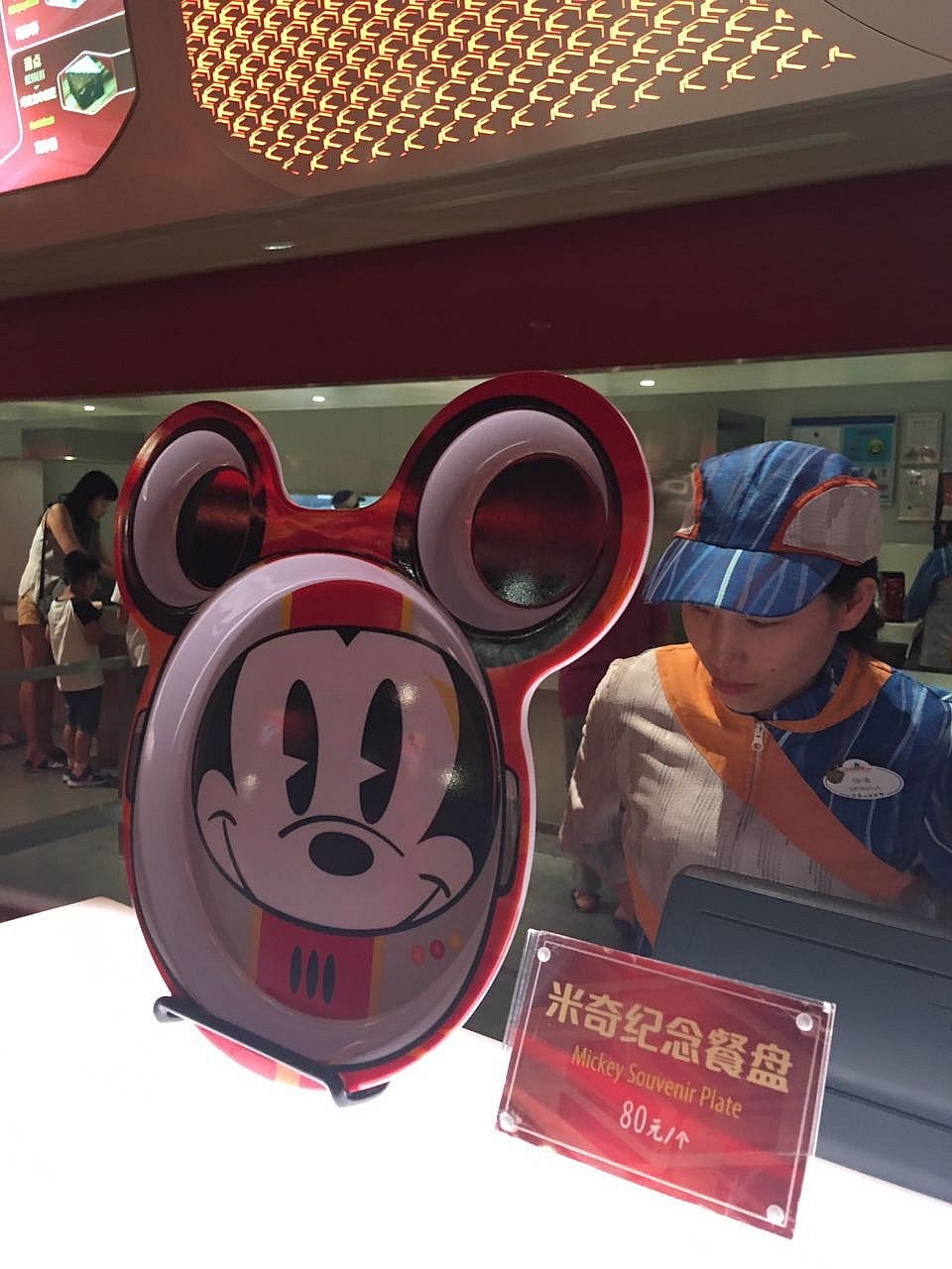 ミッキーのスーベニアプレートも!