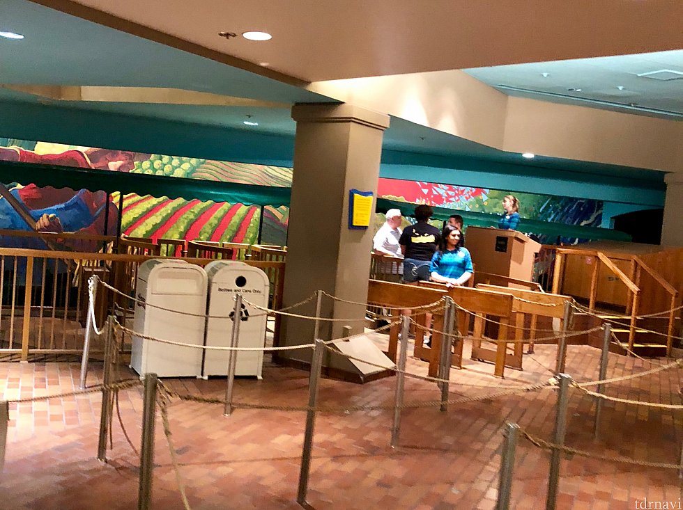 次に来たのはランド館の「Living with the Land」時間はイベント開始直前の20時半。ここにも殆ど人がいませんでした。