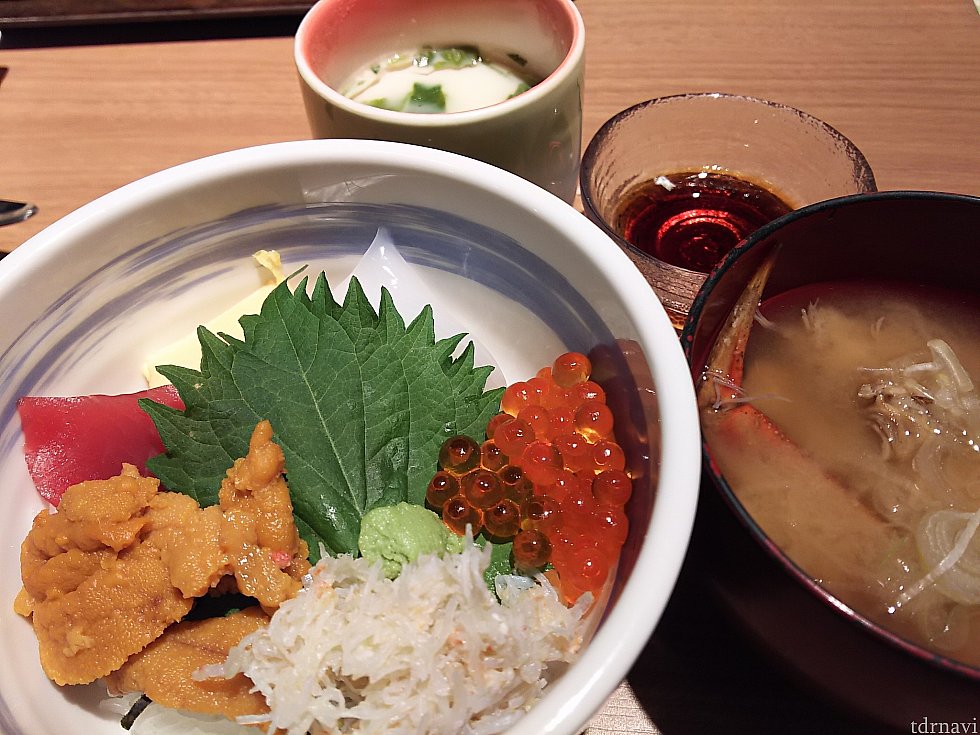 ウニ・マグロ・イカ・イクラ・カニ身の海鮮五種と玉子。中でもマグロが旨かった。
