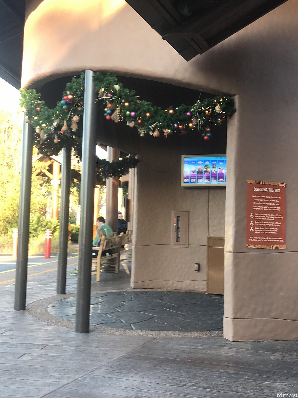 バス停もクリスマスの飾り付けがされてました♪