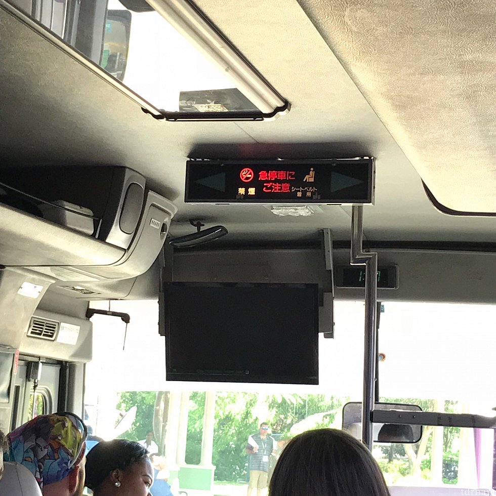 なんと日本のバスの中古車w降車ボタンがありました。押したら「ピンポーン」って言うんだろうか…