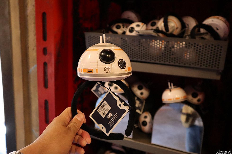 さて、こちらはBB-8のカチューシャ。スイッチを入れると光ります。ミッキーの耳を付けている人は無数にいましたが、さすがにパーク内でこれを付けていたのは一人だけでした。