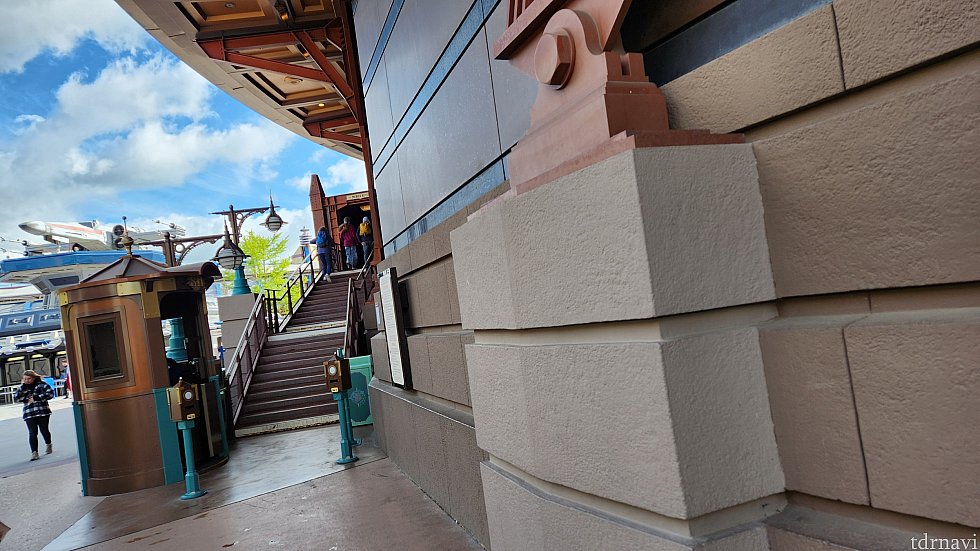 Disney Premier Accessの入り口は、建物の裏手です。