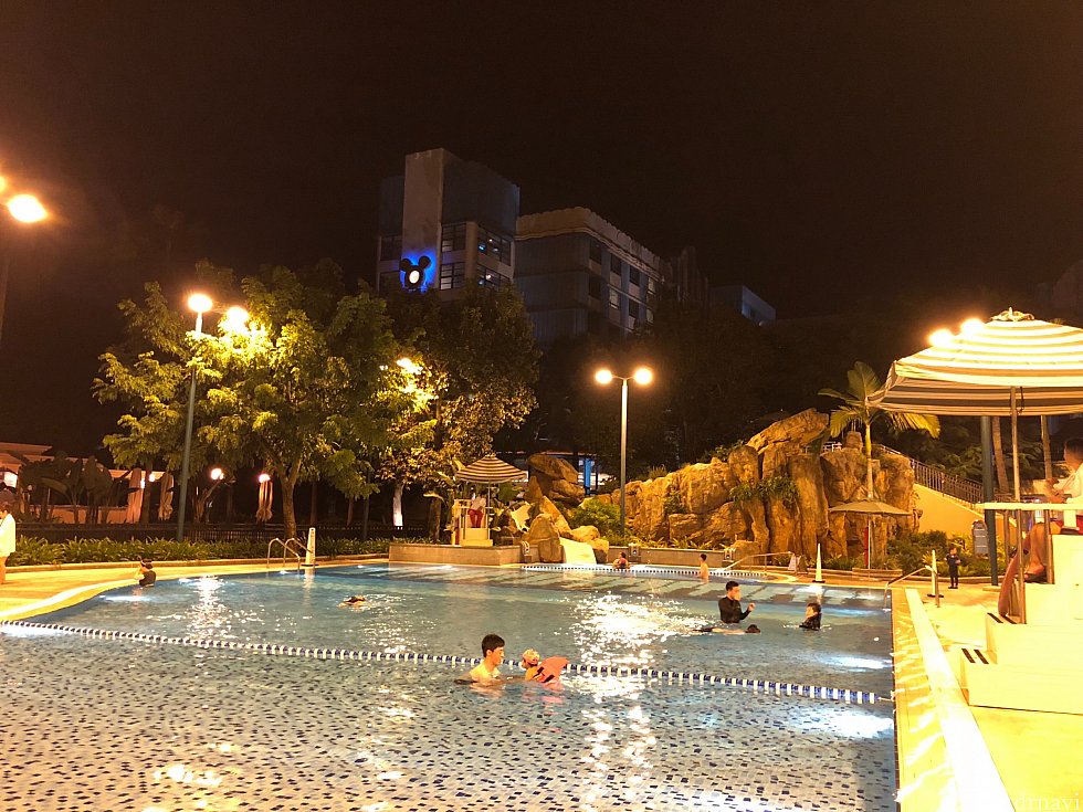 夜のプールも大人気。