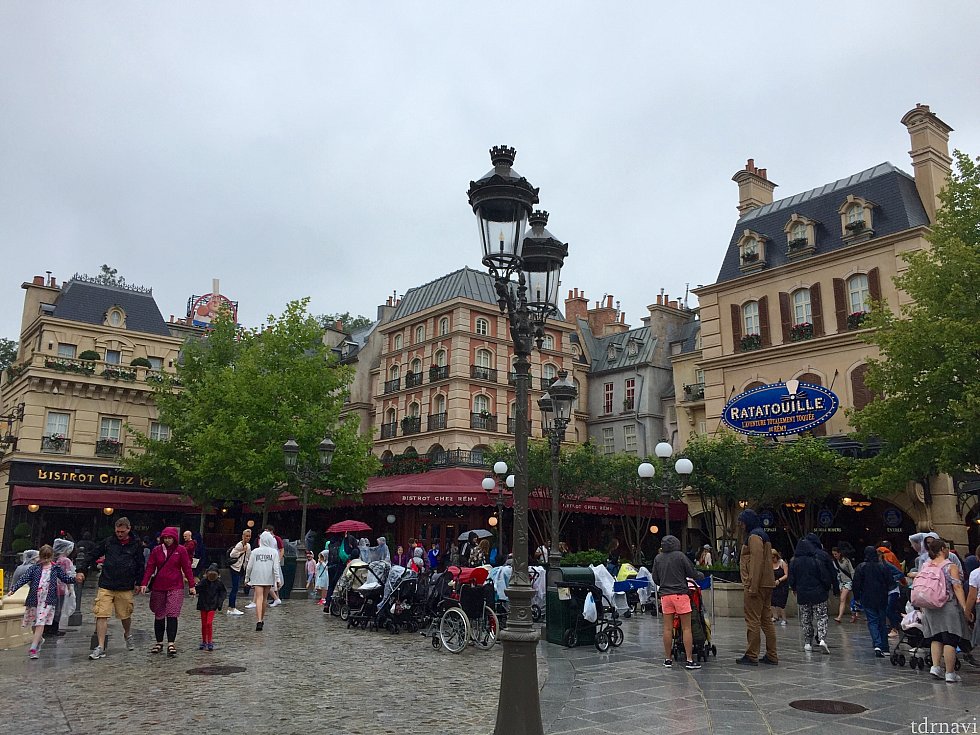 色々なテーマが混ざっているディズニースタジオに、突然現れるパリの風景。