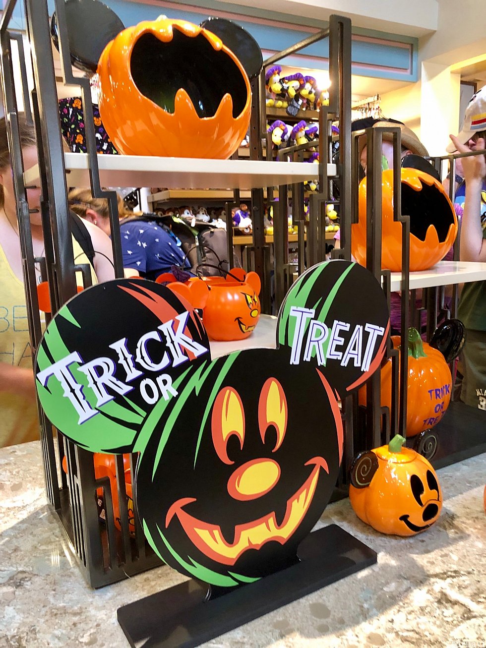 WDWハロウィングッズ第2弾は以上です。更なるグッズを見つけたら第3弾もレポートしたいと思っています!