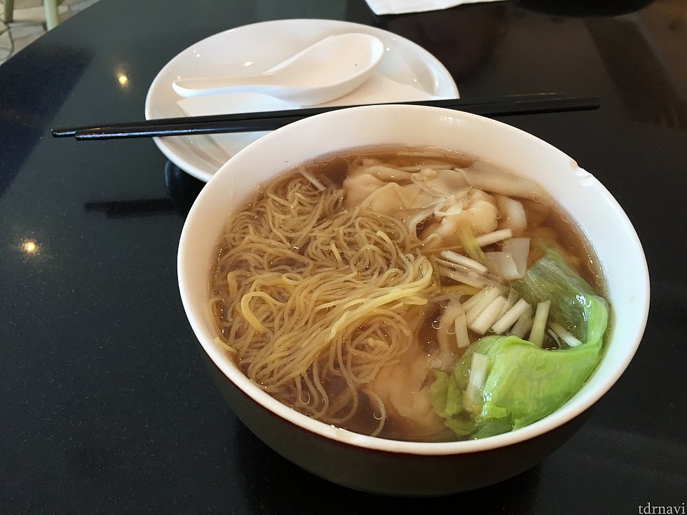エビワンタン麺。エビのダシが優しい味でした。ワンタンもプリプリのエビとひき肉が一緒に包まれていて、たくさん入ってました。