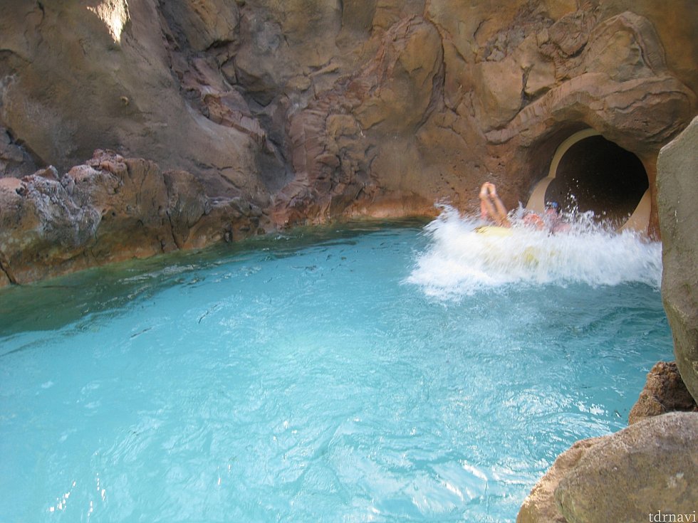ウォータースライダーの着水はなかなかの水しぶき!