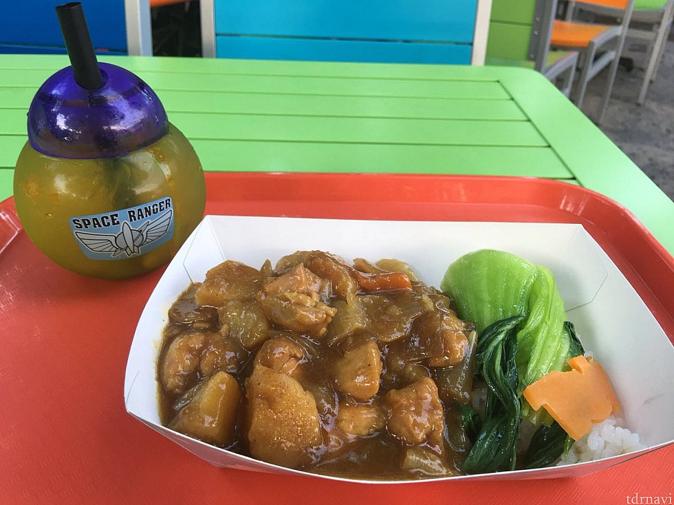 チキンとジャガイモのカレーとスペシャルドリンクのセット。